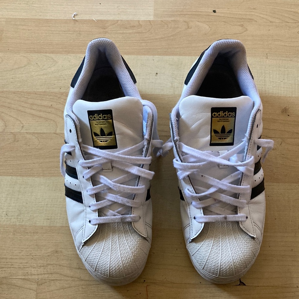 Tennis shoes